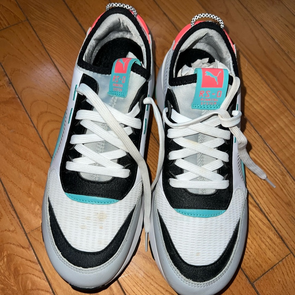 SOLD Women’s Puma Sneakers